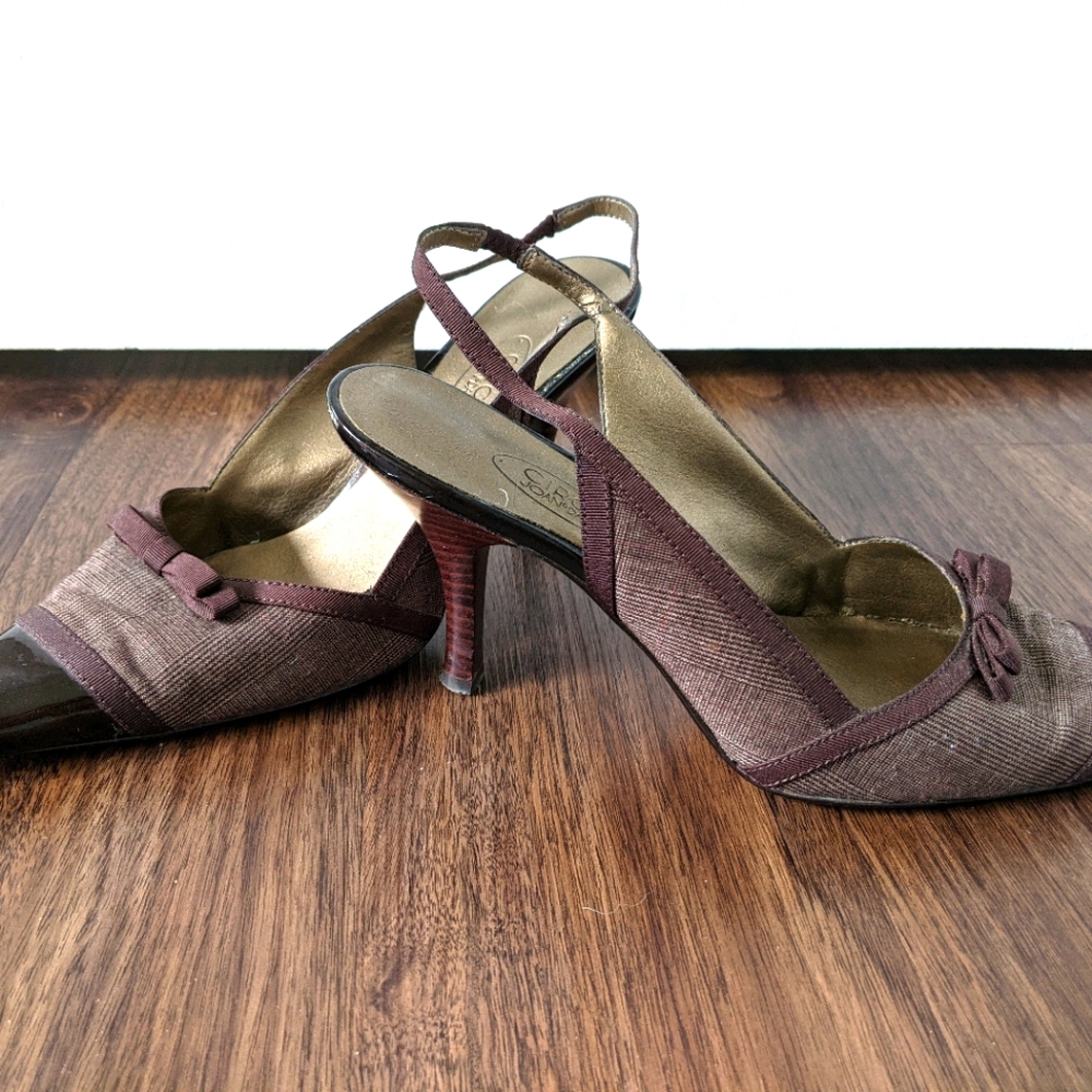 Size 9 women's kitten heel shoe